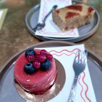 Berry cheesecake and lemoncake at Vegitalian - Schoutenstraat in Utrecht