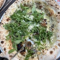 Pizza mit Pilzen und Trüffeln (vegan)   at Vegitalian - Schoutenstraat in Utrecht