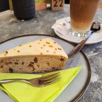 Bananenkuchen und Spiced Pumpkin Latte mit Hafermilch at Coffee Hug in Reutlingen