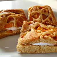 Pfirsich Sandkuchen mit Schlagcreme Füllung #Veganuary #Veganuary at Fine Schmecker in Monheim Am Rhein