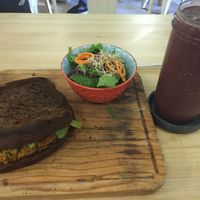 Sándwich de masa madre, ensalada, smoothie de açaí at The Bowl Bar in Cancun