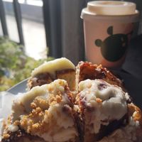 Huge cinnamon bun + cappuccino for 5.5€ at Bear Lemon in Dublin
