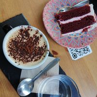 Red velvet vegan y capuchino at We The North in Tenerife