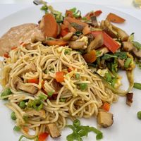 Woknudeln mit Gemüse an Peanut-Sauce  at Veganes Bistro in Schindellegi