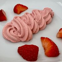 Erdbeerschaum mit Erdbeeren  at Veganes Bistro in Schindellegi