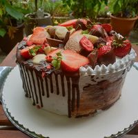 Vegan chocolate, vanilla and strawberry cake 🍰 at Red Pink Vegane Manufaktur in Hamburg