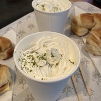 Matcha latte cream y las medialunas de jamón y queso 🤤 at JUCYLUCY in Montevideo