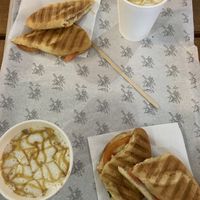 Capuchino y sándwich caliente caprese  at JUCYLUCY in Montevideo
