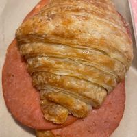 Croissant de jamón y queso vegano  at JUCYLUCY in Montevideo