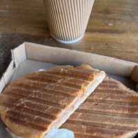 Capuccino y sándwich caliente   at JUCYLUCY in Montevideo