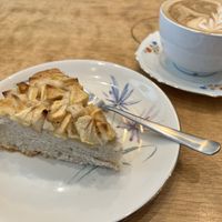 Veganer Apfelkuchen und Cappuccino mit Hafermilch  at Birds Bistro in Gottingen