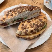Warmer Kürbiskernfladen mit getrockneten Tomaten, Rucola und Gemüsecreme  at Birds Bistro in Gottingen