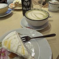 Zitronenkuchen und Matscha mit Hafermilch   at Birds Bistro in Gottingen