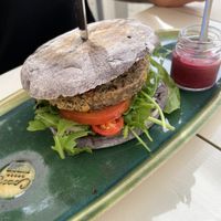 folha de couve burger  at Cocos in Foz Do Arelho
