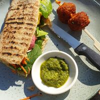 Flatbread met hummus en spinaziepesto at Stek in Venlo