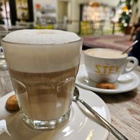 Latte macchiato & Flat white with oat milk at Stek in Venlo