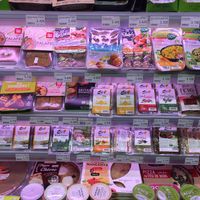 Tofu, pizza et yaourts at Namo Bio in Paris