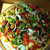 Veggie pizza with vegan cashew cheese at Pie Slingers in Rock Spring