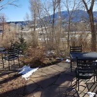 Patio with river view and sounds at Robin's in Salida