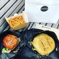 Takeaway „Special“ burger and focaccia  at UNMEAT in Zurich