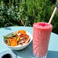 Vegetable chips and smoothie at Mama Gaia in Haarlem