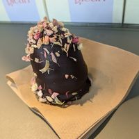 Blueberry flødeboller at Glean - Torvehallerne in Copenhagen