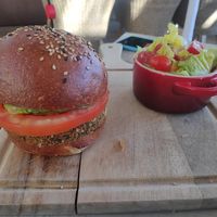 Hamburguesa de guisantes, espinacas y avena at Foodisiac in Sotogrande