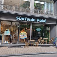 Front with some outdoor seating at Surfside Poké in Namur