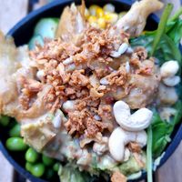 Medium bowl with vegan 'chicken' pieces at Surfside Poké in Namur