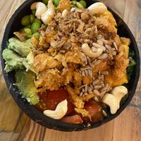 Bowl médium, riz blanc-tomates-wakamé-avocat-mangue-édamame/ poulet vegan   at Surfside Poké in Namur