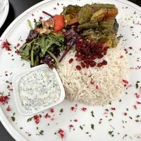 6.C. Qabeli mit Spinat, geschmortem Gemüse, Reis und einem Joghurt-Minz-Dip. Zu empfehlen!  at Maihan in Hamburg