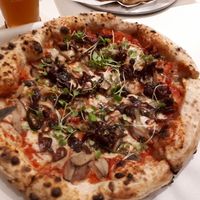 Base tomate, champignons, oignons confits, mozzarella vegane at Tozzi Forneria Moderna in Lisbon