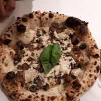 Base crème noix de cajou, olives, et pleins de bonnes choses at Tozzi Forneria Moderna in Lisbon