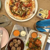 Vegetarian pizza, canarian potato and cauliflower wings at Cabanas 1984 in Tenerife