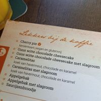 Kersentaart 👀 niet gegeten, maar wel erg nieuwsgierig naar. Er staan meer vegan opties op de kaart dan ik dacht. at Eetcafé de Sjampetter in Deventer