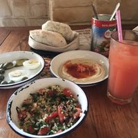 Прикольная подача блюд, плюс подали еще закуски. Все было очень вкусно: хумус, табуле, кофе. Лимонад at Taam Hummus Bar in Moscow