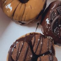 Caramel Buiscuit Cream Cross - mein absoluter Favorit!! & Double Dark Choc (mit Herzkeksen)  at Royal Donuts in Krefeld