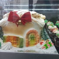Beautiful Holiday cake and cupcakes at La Mie Bio in Pointe-claire