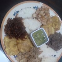 Arepas e patacones acompanhados por guacamole, cebola frita, shimeji e palmito at Macondo Raízes Colombianas La Casa in Sao Paulo