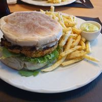 Mê-dia burger at Triangular Hamburgueria in Evora