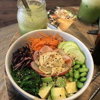 I took the Garden Poke Bowl and added hummus 💚 and detox botox to drink at Boutik in Lisbon