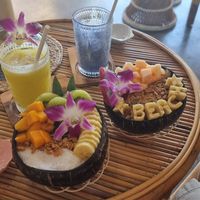 Links: Flamingo Bowl - Rechts: Golden Bowl at Beach Coconuts Bowls - Bophut Koh Samui in Koh Samui