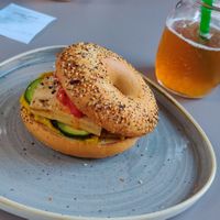 Veganer Bagel und Mango-Bubbletea at Urban Brunch Lab in Trento