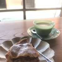 Cake and chai at Guest House Tabinoshiori ゲストハウス旅のしおり in Takayama