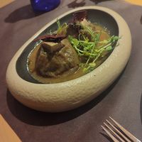 Cebollas rellenas con chips de remolacha at La Cuadrina de Tanislao in Asturias