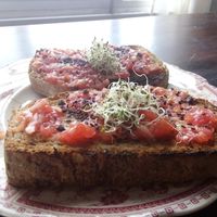 Bruchetas de tumaca y brotes de alfalfa at Con Sentido in Barra De Valizas