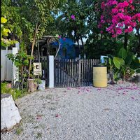 Es una casa y llamas al cel y nadie contesta at Veggie Veggie in Puerto Morelos