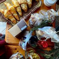 Christmas decorations and croissant at Café le Hygge in Munich