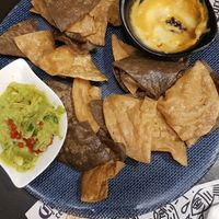 Nachos with guacamole and vegan cheese at Mahara in A Coruna