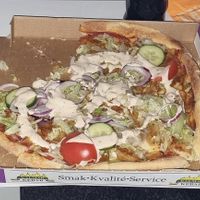 Kebabpizza with vegetables  at Pizzeria Oxen in Kalmar
